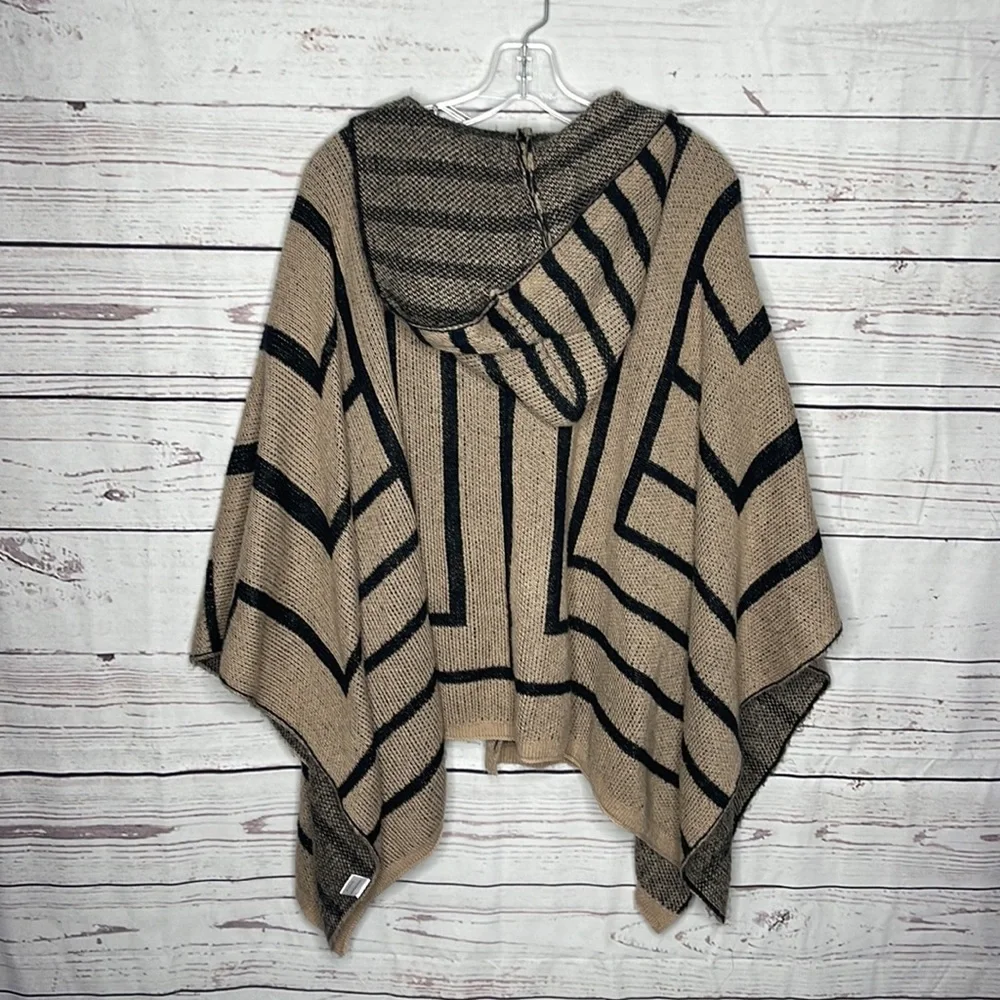 Elan Poncho Sweater With Buckle Detail Sz OSFM! - Picture 6 of 6